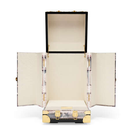 A PAINTED STANDING TRUNK WITH BRASS HARDWARE - фото 5