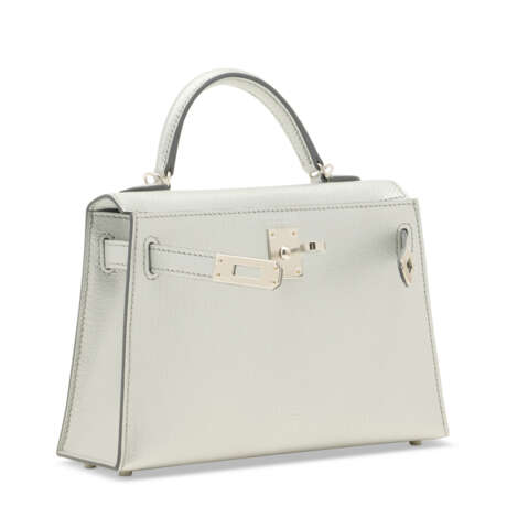 A LIMITED EDITION ARGENT CHAMKILIGHT CH&#200;VRE LEATHER MINI KELLY 20 II WITH PALLADIUM HARDWARE - Foto 2