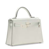 A LIMITED EDITION ARGENT CHAMKILIGHT CH&#200;VRE LEATHER MINI KELLY 20 II WITH PALLADIUM HARDWARE - Foto 2