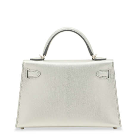 A LIMITED EDITION ARGENT CHAMKILIGHT CH&#200;VRE LEATHER MINI KELLY 20 II WITH PALLADIUM HARDWARE - Foto 3