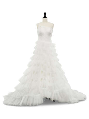 AN INCREDIBLE HAUTE COUTURE WHITE TULLE TIERED WEDDING GOWN WITH ROYAL VEIL - Foto 1 AN INCREDIBLE HAUTE COUTURE WHITE TULLE TIERED WEDDING GOWN WITH ROYAL VEIL - Foto 1