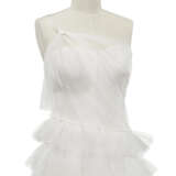 AN INCREDIBLE HAUTE COUTURE WHITE TULLE TIERED WEDDING GOWN WITH ROYAL VEIL - Foto 2