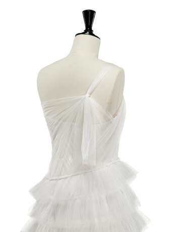 AN INCREDIBLE HAUTE COUTURE WHITE TULLE TIERED WEDDING GOWN WITH ROYAL VEIL - Foto 3 AN INCREDIBLE HAUTE COUTURE WHITE TULLE TIERED WEDDING GOWN WITH ROYAL VEIL - Foto 3