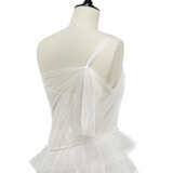 AN INCREDIBLE HAUTE COUTURE WHITE TULLE TIERED WEDDING GOWN WITH ROYAL VEIL - Foto 3
