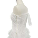AN INCREDIBLE HAUTE COUTURE WHITE TULLE TIERED WEDDING GOWN WITH ROYAL VEIL - Foto 4