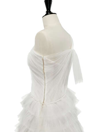 AN INCREDIBLE HAUTE COUTURE WHITE TULLE TIERED WEDDING GOWN WITH ROYAL VEIL - Foto 4 AN INCREDIBLE HAUTE COUTURE WHITE TULLE TIERED WEDDING GOWN WITH ROYAL VEIL - Foto 4