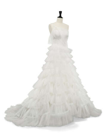 AN INCREDIBLE HAUTE COUTURE WHITE TULLE TIERED WEDDING GOWN WITH ROYAL VEIL - Foto 5 AN INCREDIBLE HAUTE COUTURE WHITE TULLE TIERED WEDDING GOWN WITH ROYAL VEIL - Foto 5