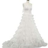 AN INCREDIBLE HAUTE COUTURE WHITE TULLE TIERED WEDDING GOWN WITH ROYAL VEIL - Foto 5