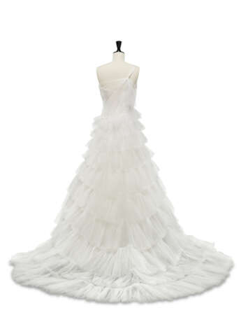 AN INCREDIBLE HAUTE COUTURE WHITE TULLE TIERED WEDDING GOWN WITH ROYAL VEIL - Foto 6 AN INCREDIBLE HAUTE COUTURE WHITE TULLE TIERED WEDDING GOWN WITH ROYAL VEIL - Foto 6