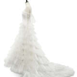 AN INCREDIBLE HAUTE COUTURE WHITE TULLE TIERED WEDDING GOWN WITH ROYAL VEIL - Foto 7