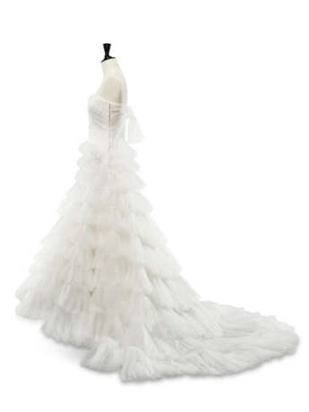 AN INCREDIBLE HAUTE COUTURE WHITE TULLE TIERED WEDDING GOWN WITH ROYAL VEIL - Foto 7 AN INCREDIBLE HAUTE COUTURE WHITE TULLE TIERED WEDDING GOWN WITH ROYAL VEIL - Foto 7