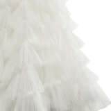 AN INCREDIBLE HAUTE COUTURE WHITE TULLE TIERED WEDDING GOWN WITH ROYAL VEIL - Foto 9