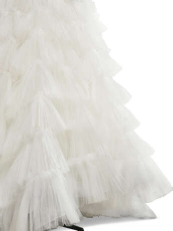 AN INCREDIBLE HAUTE COUTURE WHITE TULLE TIERED WEDDING GOWN WITH ROYAL VEIL - Foto 9 AN INCREDIBLE HAUTE COUTURE WHITE TULLE TIERED WEDDING GOWN WITH ROYAL VEIL - Foto 9