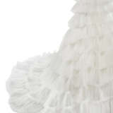 AN INCREDIBLE HAUTE COUTURE WHITE TULLE TIERED WEDDING GOWN WITH ROYAL VEIL - Foto 10