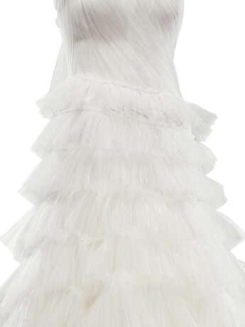 AN INCREDIBLE HAUTE COUTURE WHITE TULLE TIERED WEDDING GOWN WITH ROYAL VEIL - Foto 11 AN INCREDIBLE HAUTE COUTURE WHITE TULLE TIERED WEDDING GOWN WITH ROYAL VEIL - Foto 11