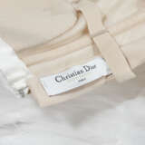 AN INCREDIBLE HAUTE COUTURE WHITE TULLE TIERED WEDDING GOWN WITH ROYAL VEIL - Foto 12