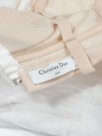 AN INCREDIBLE HAUTE COUTURE WHITE TULLE TIERED WEDDING GOWN WITH ROYAL VEIL - Foto 12 AN INCREDIBLE HAUTE COUTURE WHITE TULLE TIERED WEDDING GOWN WITH ROYAL VEIL - Foto 12