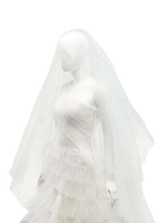 AN INCREDIBLE HAUTE COUTURE WHITE TULLE TIERED WEDDING GOWN WITH ROYAL VEIL - Foto 13 AN INCREDIBLE HAUTE COUTURE WHITE TULLE TIERED WEDDING GOWN WITH ROYAL VEIL - Foto 13