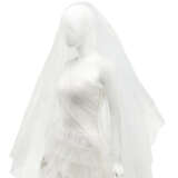 AN INCREDIBLE HAUTE COUTURE WHITE TULLE TIERED WEDDING GOWN WITH ROYAL VEIL - Foto 13