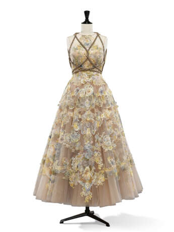 AN ENCHANTING HAUTE COUTURE DAWN GLITTER TULLE DRAPED GRECIAN COLUMN FLORAL EMBROIDERED CHANTILLY LACE DRESS - Foto 1 AN ENCHANTING HAUTE COUTURE DAWN GLITTER TULLE DRAPED GRECIAN COLUMN FLORAL EMBROIDERED CHANTILLY LACE DRESS - Foto 1