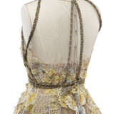 AN ENCHANTING HAUTE COUTURE DAWN GLITTER TULLE DRAPED GRECIAN COLUMN FLORAL EMBROIDERED CHANTILLY LACE DRESS - Foto 4