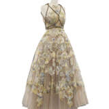 AN ENCHANTING HAUTE COUTURE DAWN GLITTER TULLE DRAPED GRECIAN COLUMN FLORAL EMBROIDERED CHANTILLY LACE DRESS - Foto 5