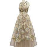 AN ENCHANTING HAUTE COUTURE DAWN GLITTER TULLE DRAPED GRECIAN COLUMN FLORAL EMBROIDERED CHANTILLY LACE DRESS - Foto 6