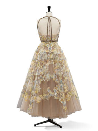 AN ENCHANTING HAUTE COUTURE DAWN GLITTER TULLE DRAPED GRECIAN COLUMN FLORAL EMBROIDERED CHANTILLY LACE DRESS - Foto 7 AN ENCHANTING HAUTE COUTURE DAWN GLITTER TULLE DRAPED GRECIAN COLUMN FLORAL EMBROIDERED CHANTILLY LACE DRESS - Foto 7