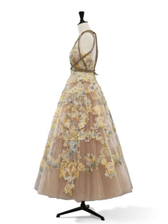 AN ENCHANTING HAUTE COUTURE DAWN GLITTER TULLE DRAPED GRECIAN COLUMN FLORAL EMBROIDERED CHANTILLY LACE DRESS - Foto 9 AN ENCHANTING HAUTE COUTURE DAWN GLITTER TULLE DRAPED GRECIAN COLUMN FLORAL EMBROIDERED CHANTILLY LACE DRESS - Foto 9