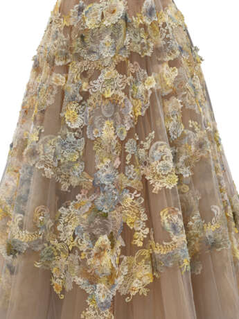 AN ENCHANTING HAUTE COUTURE DAWN GLITTER TULLE DRAPED GRECIAN COLUMN FLORAL EMBROIDERED CHANTILLY LACE DRESS - Foto 10 AN ENCHANTING HAUTE COUTURE DAWN GLITTER TULLE DRAPED GRECIAN COLUMN FLORAL EMBROIDERED CHANTILLY LACE DRESS - Foto 10