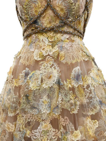 AN ENCHANTING HAUTE COUTURE DAWN GLITTER TULLE DRAPED GRECIAN COLUMN FLORAL EMBROIDERED CHANTILLY LACE DRESS - Foto 11 AN ENCHANTING HAUTE COUTURE DAWN GLITTER TULLE DRAPED GRECIAN COLUMN FLORAL EMBROIDERED CHANTILLY LACE DRESS - Foto 11