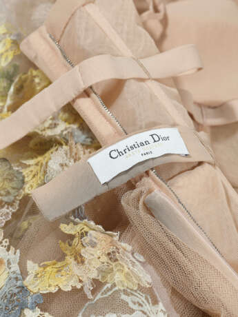 AN ENCHANTING HAUTE COUTURE DAWN GLITTER TULLE DRAPED GRECIAN COLUMN FLORAL EMBROIDERED CHANTILLY LACE DRESS - Foto 12 AN ENCHANTING HAUTE COUTURE DAWN GLITTER TULLE DRAPED GRECIAN COLUMN FLORAL EMBROIDERED CHANTILLY LACE DRESS - Foto 12