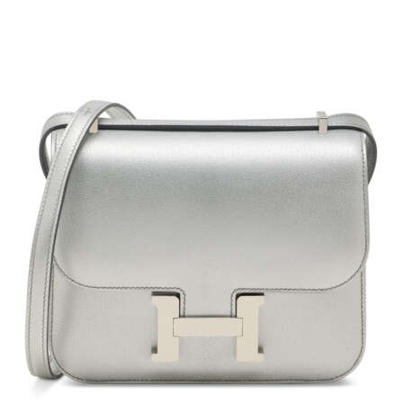 A LIMITED EDITION ARGENT CHAMKILIGHT CH&#200;VRE LEATHER MINI CONSTANCE MIRROR WITH PALLADIUM HARDWARE - Foto 1