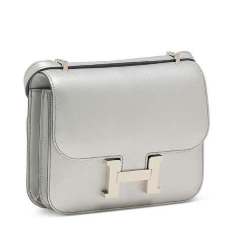 A LIMITED EDITION ARGENT CHAMKILIGHT CH&#200;VRE LEATHER MINI CONSTANCE MIRROR WITH PALLADIUM HARDWARE - Foto 2