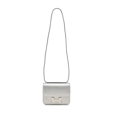 A LIMITED EDITION ARGENT CHAMKILIGHT CH&#200;VRE LEATHER MINI CONSTANCE MIRROR WITH PALLADIUM HARDWARE - Foto 6