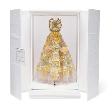 DIOR DREAMS: AN EXQUISITE HANDCRAFTED HAUTE COUTURE MINIATURE DRESS - Foto 1 DIOR DREAMS: AN EXQUISITE HANDCRAFTED HAUTE COUTURE MINIATURE DRESS - Foto 1