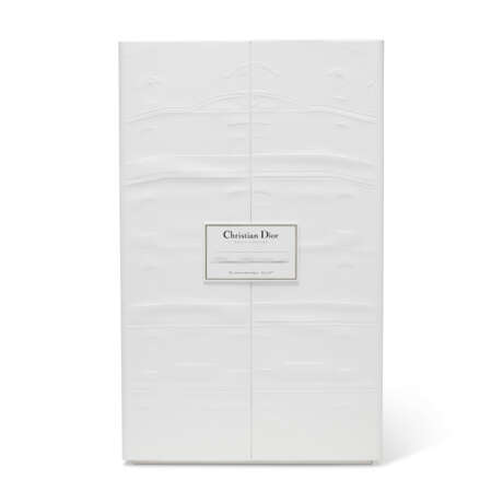 DIOR DREAMS: AN EXQUISITE HANDCRAFTED HAUTE COUTURE MINIATURE DRESS - Foto 2 DIOR DREAMS: AN EXQUISITE HANDCRAFTED HAUTE COUTURE MINIATURE DRESS - Foto 2