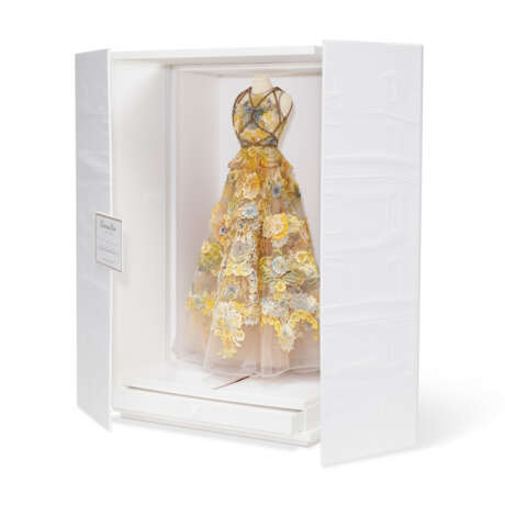 DIOR DREAMS: AN EXQUISITE HANDCRAFTED HAUTE COUTURE MINIATURE DRESS - Foto 3 DIOR DREAMS: AN EXQUISITE HANDCRAFTED HAUTE COUTURE MINIATURE DRESS - Foto 3