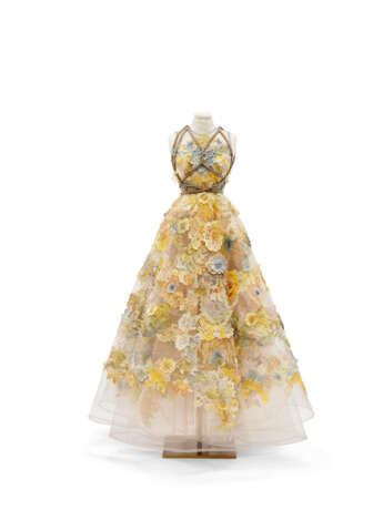 DIOR DREAMS: AN EXQUISITE HANDCRAFTED HAUTE COUTURE MINIATURE DRESS - Foto 4 DIOR DREAMS: AN EXQUISITE HANDCRAFTED HAUTE COUTURE MINIATURE DRESS - Foto 4