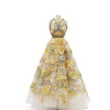 DIOR DREAMS: AN EXQUISITE HANDCRAFTED HAUTE COUTURE MINIATURE DRESS - Foto 4