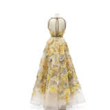 DIOR DREAMS: AN EXQUISITE HANDCRAFTED HAUTE COUTURE MINIATURE DRESS - Foto 6