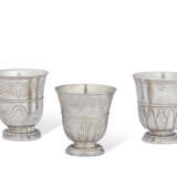 TROIS TIMBALES EN ARGENT D'ÉPOQUE LOUIS XIV ET LOUIS XV - photo 1