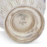 TROIS TIMBALES EN ARGENT D'ÉPOQUE LOUIS XIV ET LOUIS XV - photo 2