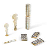 LOT DE DEUX CALENDRIERS, UN CARNET, UN ÉTUI, UN CRAYON ET DEUX SCEAUX - фото 1