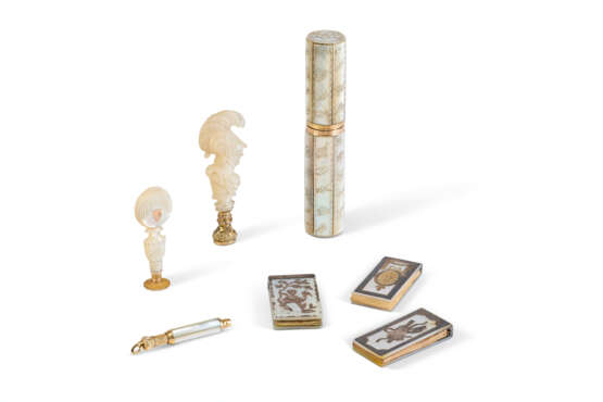 LOT DE DEUX CALENDRIERS, UN CARNET, UN ÉTUI, UN CRAYON ET DEUX SCEAUX - фото 1