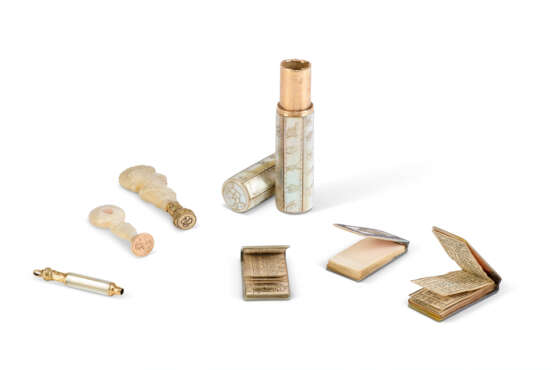 LOT DE DEUX CALENDRIERS, UN CARNET, UN ÉTUI, UN CRAYON ET DEUX SCEAUX - фото 2