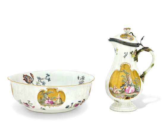 POT À EAU COUVERT ET SON BASSIN CIRCULAIRE EN PORCELAINE DE MEISSEN DU XVIIIE SIÈCLE - photo 1