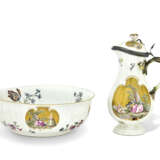 POT À EAU COUVERT ET SON BASSIN CIRCULAIRE EN PORCELAINE DE MEISSEN DU XVIIIE SIÈCLE - photo 1