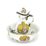 POT À EAU COUVERT ET SON BASSIN CIRCULAIRE EN PORCELAINE DE MEISSEN DU XVIIIE SIÈCLE - photo 2