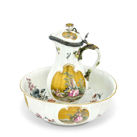 POT À EAU COUVERT ET SON BASSIN CIRCULAIRE EN PORCELAINE DE MEISSEN DU XVIIIE SIÈCLE - photo 2